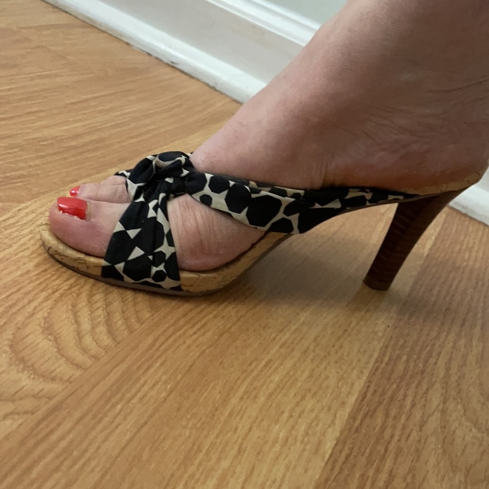 UNISA black and white sandals size 7.5